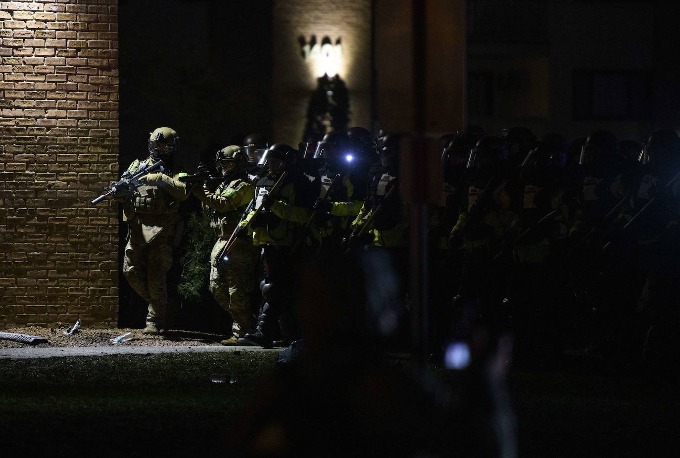 Minnesota moviliza la Guardia Nacional por protestas en Brooklyn Center por la muerte de un hombre negro en incidente con la policía. 