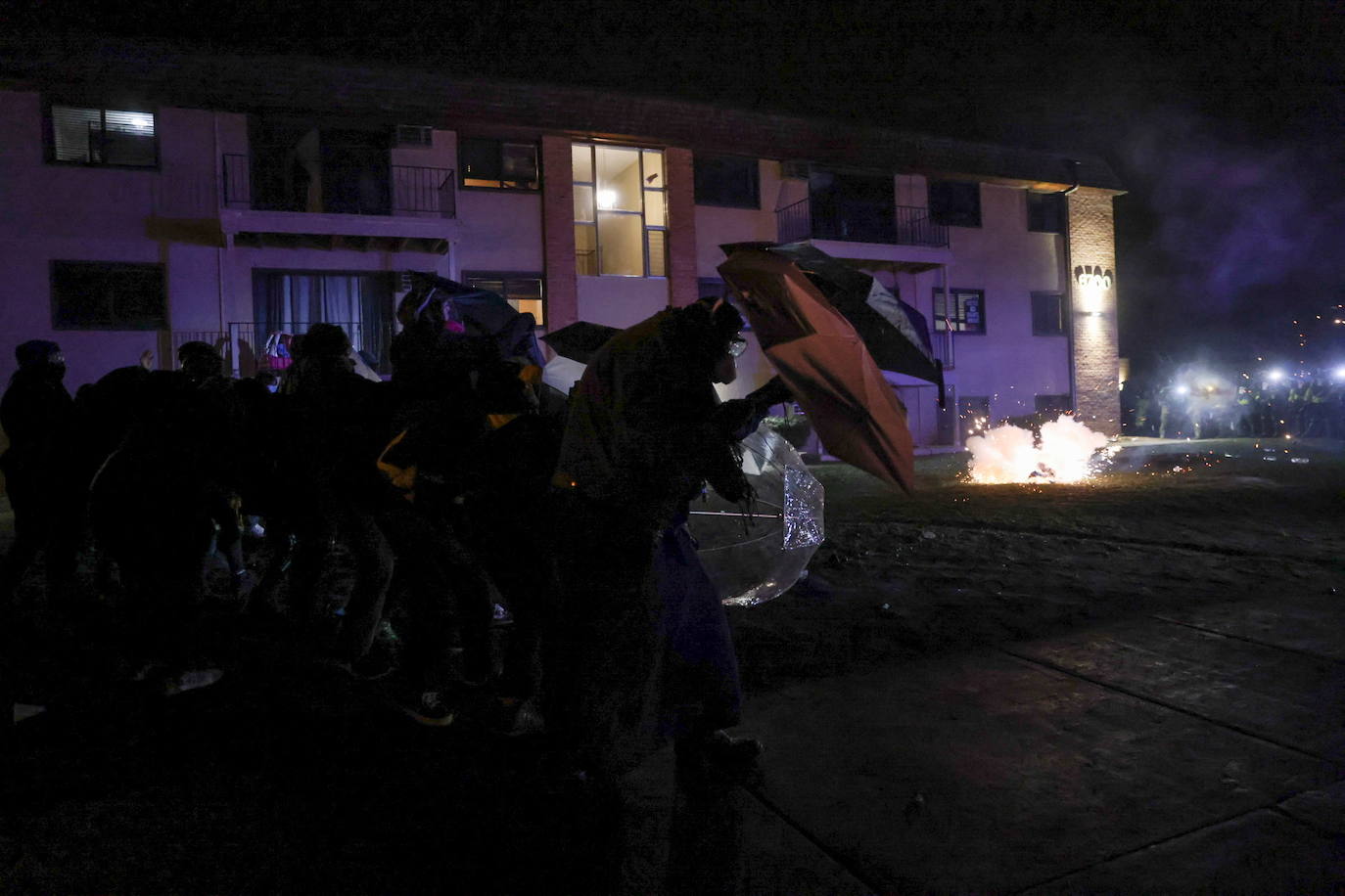 Minnesota moviliza la Guardia Nacional por protestas en Brooklyn Center por la muerte de un hombre negro en incidente con la policía. 