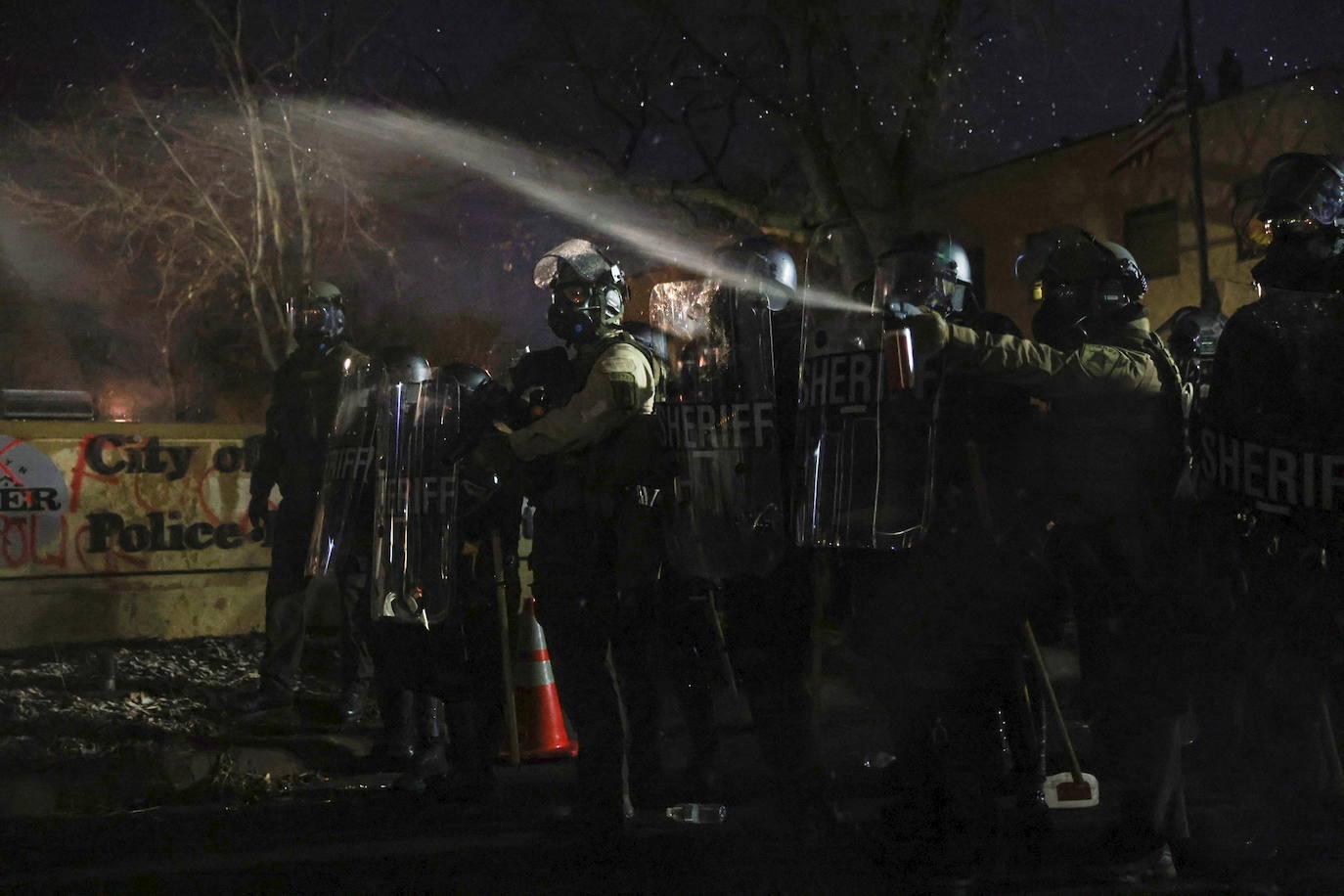 Minnesota moviliza la Guardia Nacional por protestas en Brooklyn Center por la muerte de un hombre negro en incidente con la policía. 