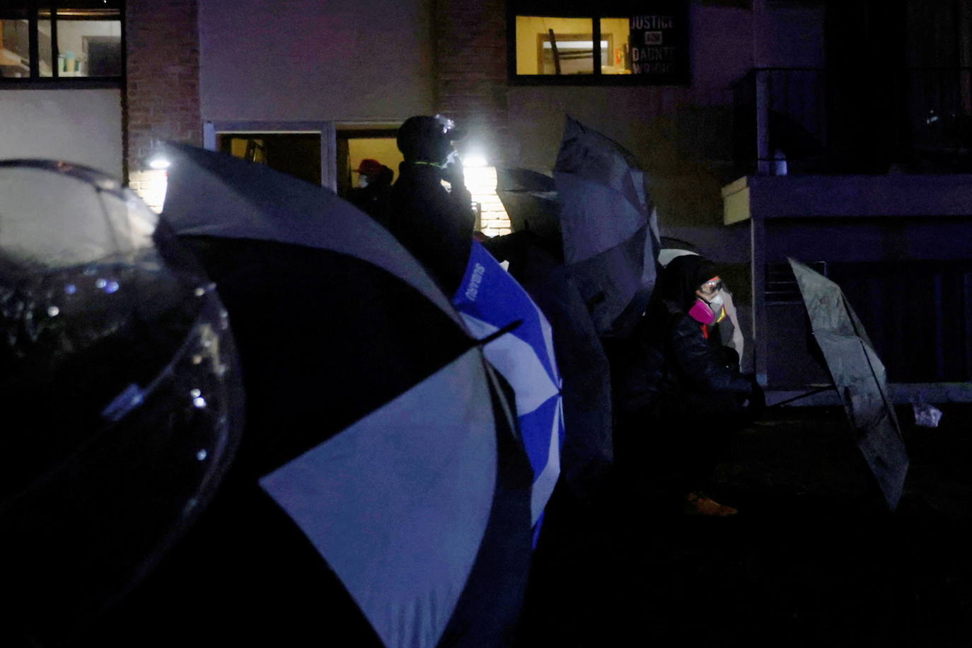 Minnesota moviliza la Guardia Nacional por protestas en Brooklyn Center por la muerte de un hombre negro en incidente con la policía. 
