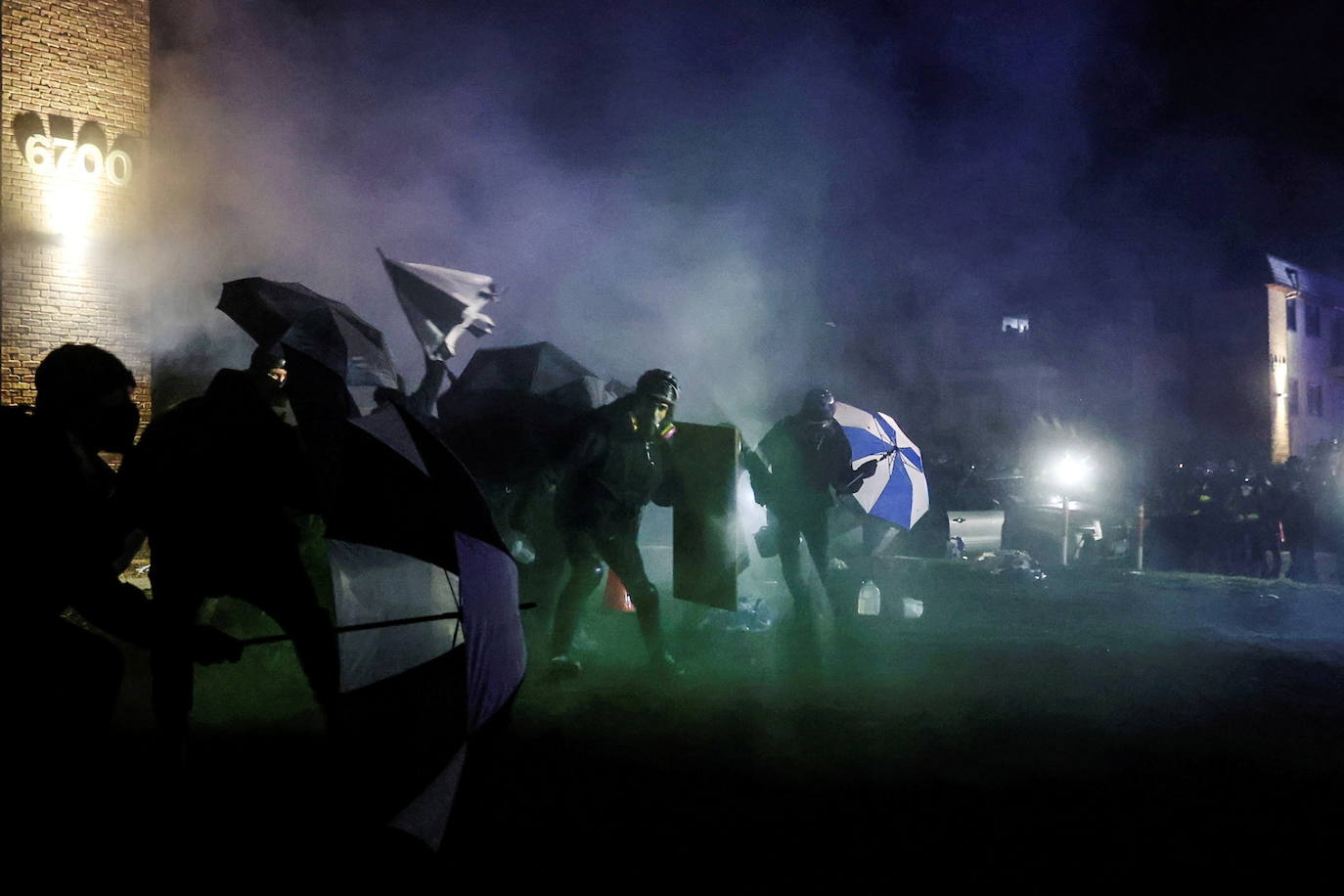 Minnesota moviliza la Guardia Nacional por protestas en Brooklyn Center por la muerte de un hombre negro en incidente con la policía. 