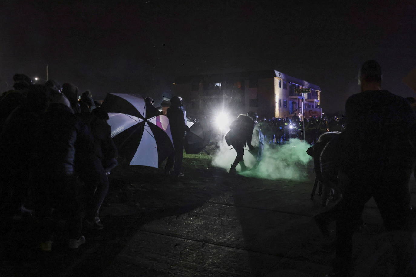 Minnesota moviliza la Guardia Nacional por protestas en Brooklyn Center por la muerte de un hombre negro en incidente con la policía. 