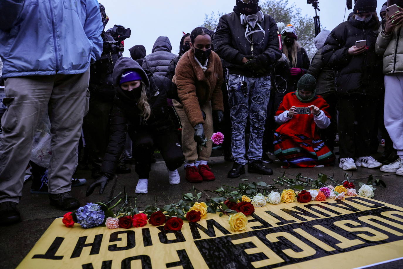 Minnesota moviliza la Guardia Nacional por protestas en Brooklyn Center por la muerte de un hombre negro en incidente con la policía. 