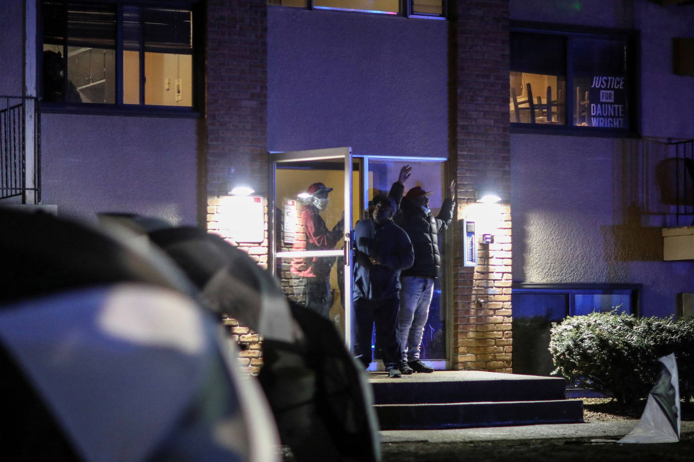 Minnesota moviliza la Guardia Nacional por protestas en Brooklyn Center por la muerte de un hombre negro en incidente con la policía. 