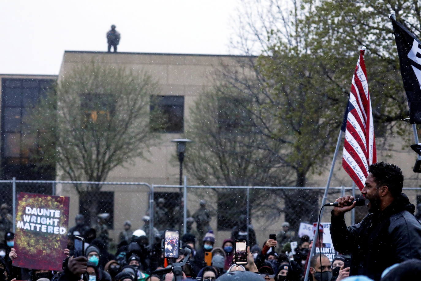 Minnesota moviliza la Guardia Nacional por protestas en Brooklyn Center por la muerte de un hombre negro en incidente con la policía. 