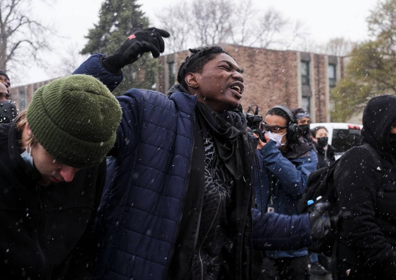 Minnesota moviliza la Guardia Nacional por protestas en Brooklyn Center por la muerte de un hombre negro en incidente con la policía. 