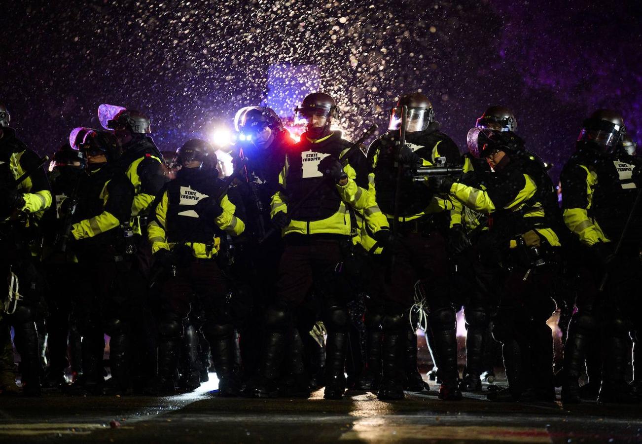 Minnesota moviliza la Guardia Nacional por protestas en Brooklyn Center por la muerte de un hombre negro en incidente con la policía. 