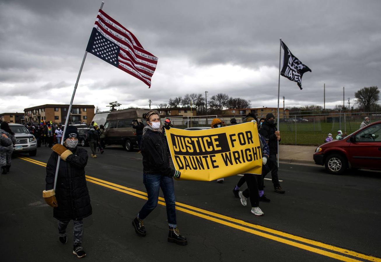 Minnesota moviliza la Guardia Nacional por protestas en Brooklyn Center por la muerte de un hombre negro en incidente con la policía. 