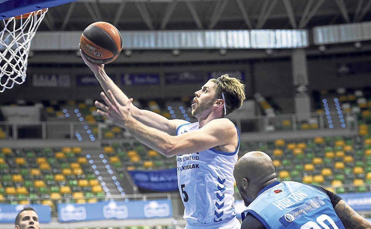 Mike Carlson penetra a canasta ante Horton y Salvó. 