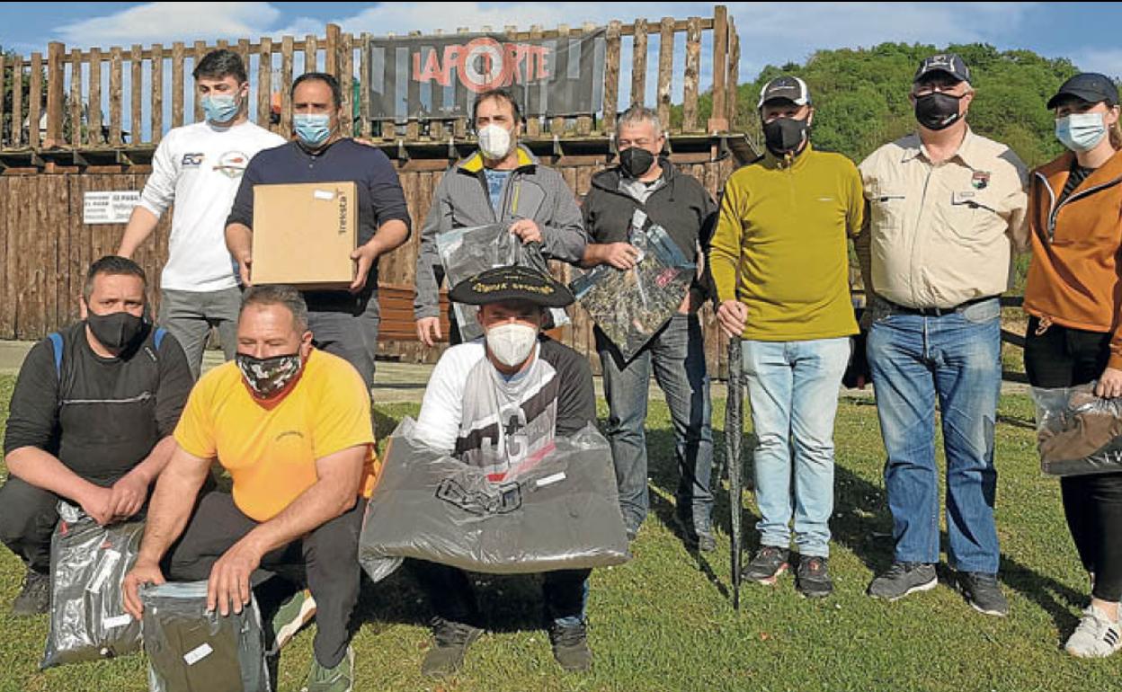 Los vencedores del Campeonato de Gipuzkoa de compak sporting posan juntos en Arkale. 