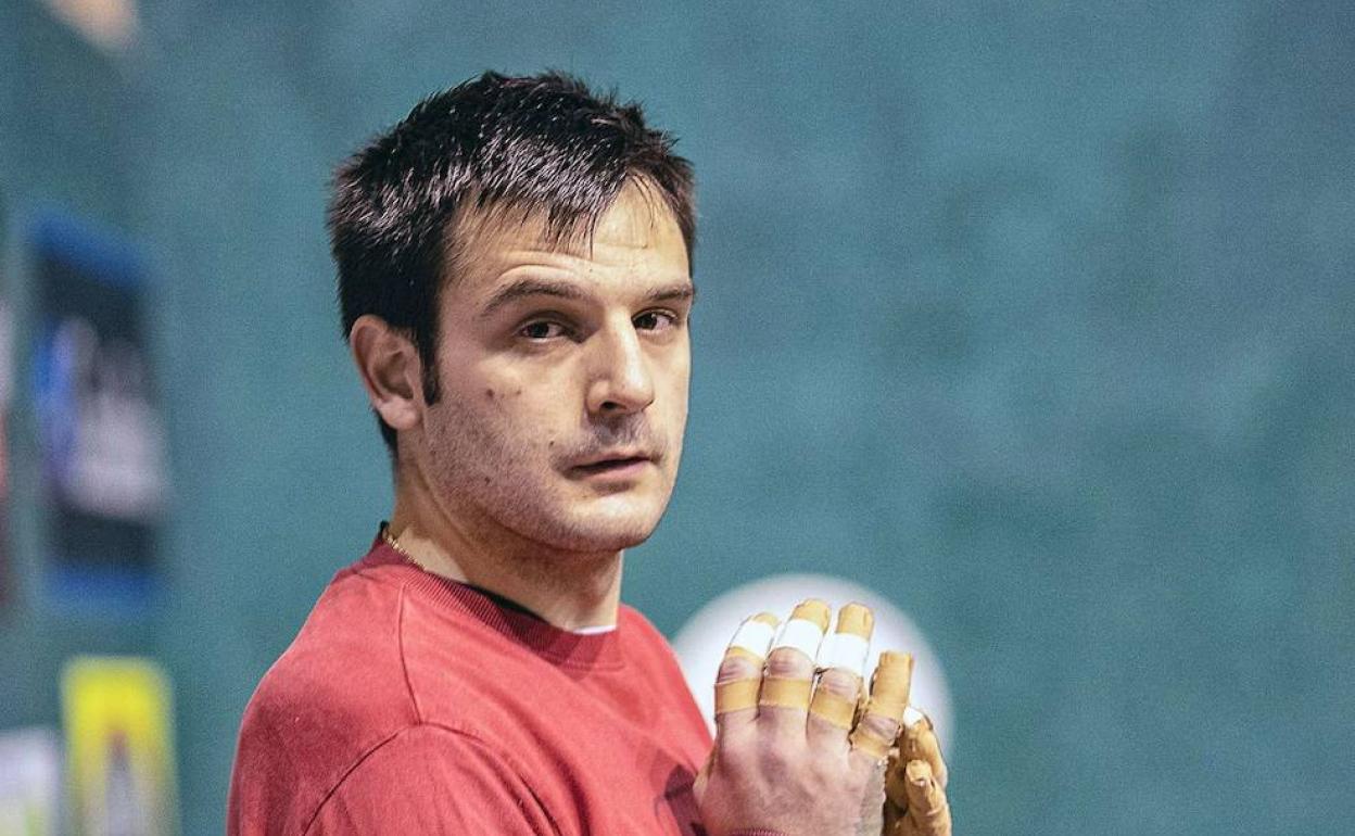 Danel Elezkano, en el Astelena de Eibar durante la elección de material del Parejas. 