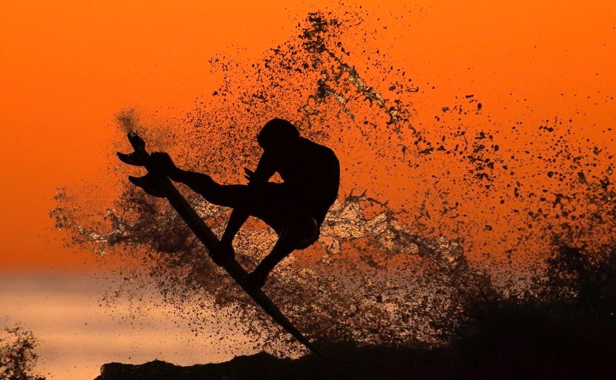 Un surfista australiano descubre por error que tiene 48 hijos