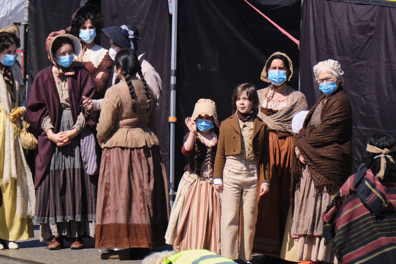 Personas vestidas con atuendo de época, maquilladoras dando los últimos retoques, técnicos de imagen y sonido, pantallas reflectantes y un continuo ir y venir de furgonetas alquiladas de las que descendían desde monjes hasta soldados, pasando por un sinfín de personajes caracterizados con todo lujo de detalle. El puerto de Pasaia se convirtió ayer en un enorme plató cinematográfico al aire libre para rodar uno de los episodios clave de 'La Fortuna', la primera serie para televisión que dirige Alejandro Amenábar.