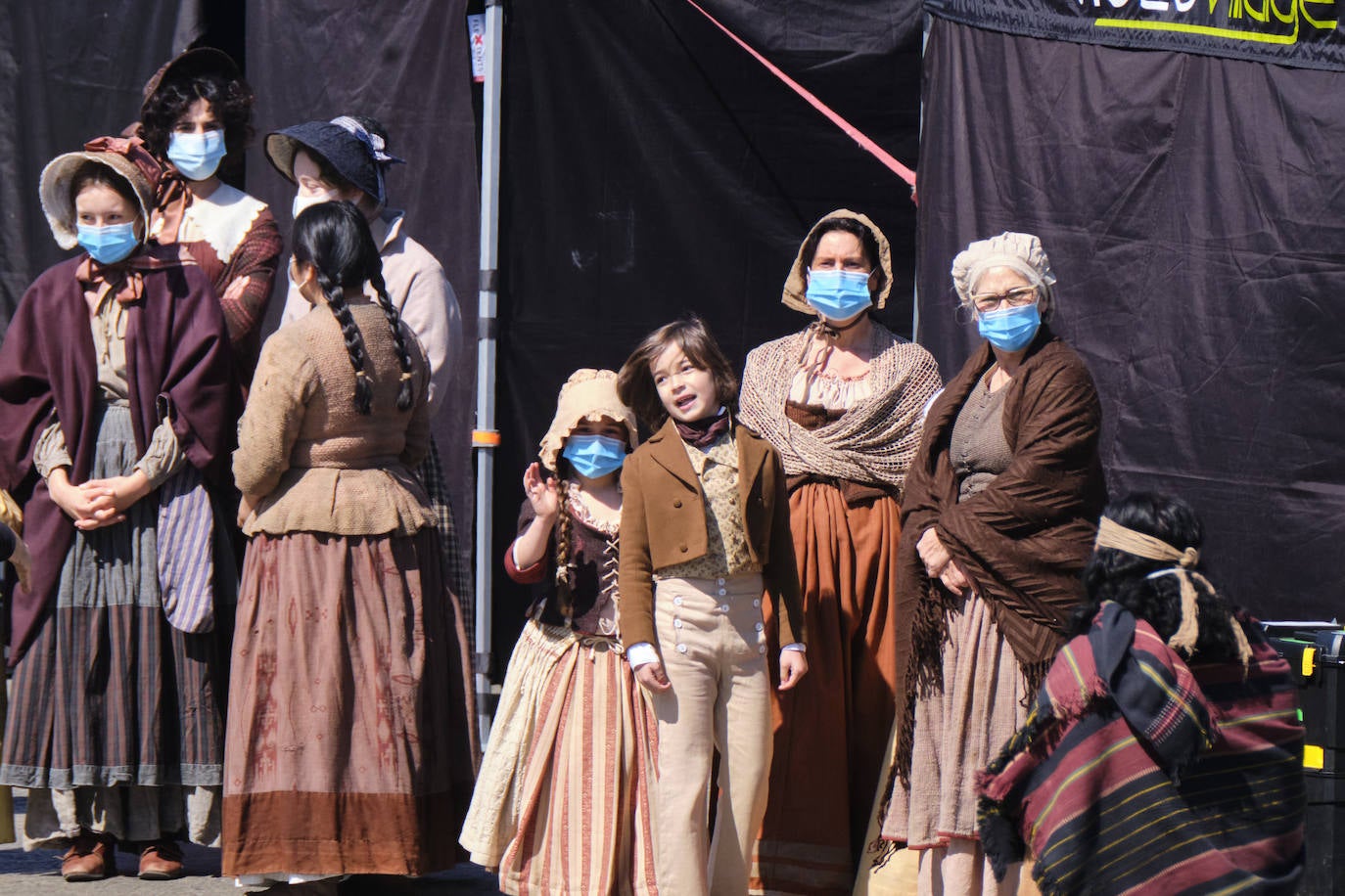 Personas vestidas con atuendo de época, maquilladoras dando los últimos retoques, técnicos de imagen y sonido, pantallas reflectantes y un continuo ir y venir de furgonetas alquiladas de las que descendían desde monjes hasta soldados, pasando por un sinfín de personajes caracterizados con todo lujo de detalle. El puerto de Pasaia se convirtió ayer en un enorme plató cinematográfico al aire libre para rodar uno de los episodios clave de 'La Fortuna', la primera serie para televisión que dirige Alejandro Amenábar.