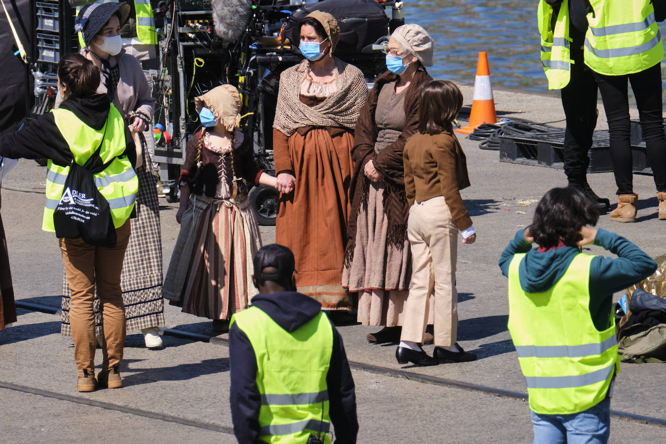 Personas vestidas con atuendo de época, maquilladoras dando los últimos retoques, técnicos de imagen y sonido, pantallas reflectantes y un continuo ir y venir de furgonetas alquiladas de las que descendían desde monjes hasta soldados, pasando por un sinfín de personajes caracterizados con todo lujo de detalle. El puerto de Pasaia se convirtió ayer en un enorme plató cinematográfico al aire libre para rodar uno de los episodios clave de 'La Fortuna', la primera serie para televisión que dirige Alejandro Amenábar.