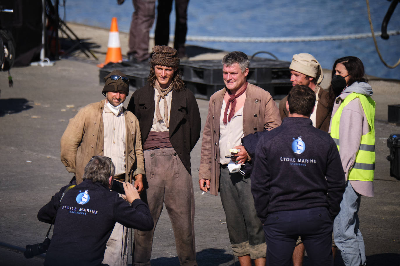 Personas vestidas con atuendo de época, maquilladoras dando los últimos retoques, técnicos de imagen y sonido, pantallas reflectantes y un continuo ir y venir de furgonetas alquiladas de las que descendían desde monjes hasta soldados, pasando por un sinfín de personajes caracterizados con todo lujo de detalle. El puerto de Pasaia se convirtió ayer en un enorme plató cinematográfico al aire libre para rodar uno de los episodios clave de 'La Fortuna', la primera serie para televisión que dirige Alejandro Amenábar.