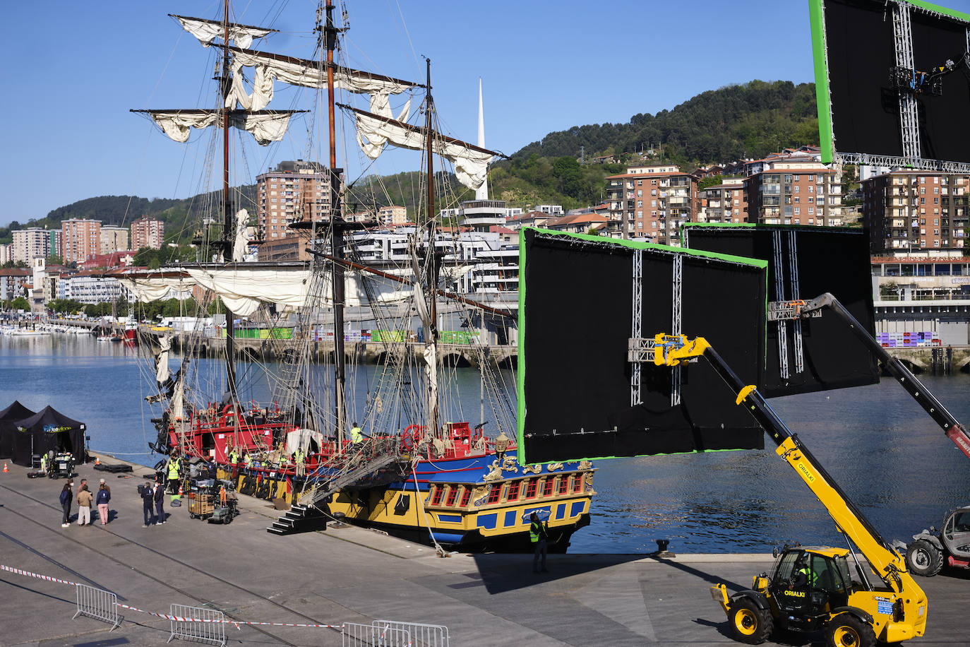 Personas vestidas con atuendo de época, maquilladoras dando los últimos retoques, técnicos de imagen y sonido, pantallas reflectantes y un continuo ir y venir de furgonetas alquiladas de las que descendían desde monjes hasta soldados, pasando por un sinfín de personajes caracterizados con todo lujo de detalle. El puerto de Pasaia se convirtió ayer en un enorme plató cinematográfico al aire libre para rodar uno de los episodios clave de 'La Fortuna', la primera serie para televisión que dirige Alejandro Amenábar.