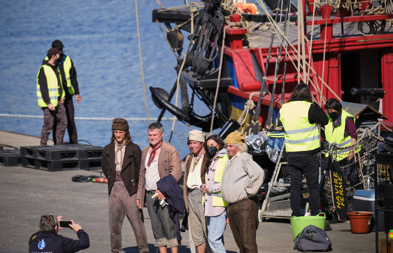 Personas vestidas con atuendo de época, maquilladoras dando los últimos retoques, técnicos de imagen y sonido, pantallas reflectantes y un continuo ir y venir de furgonetas alquiladas de las que descendían desde monjes hasta soldados, pasando por un sinfín de personajes caracterizados con todo lujo de detalle. El puerto de Pasaia se convirtió ayer en un enorme plató cinematográfico al aire libre para rodar uno de los episodios clave de 'La Fortuna', la primera serie para televisión que dirige Alejandro Amenábar.