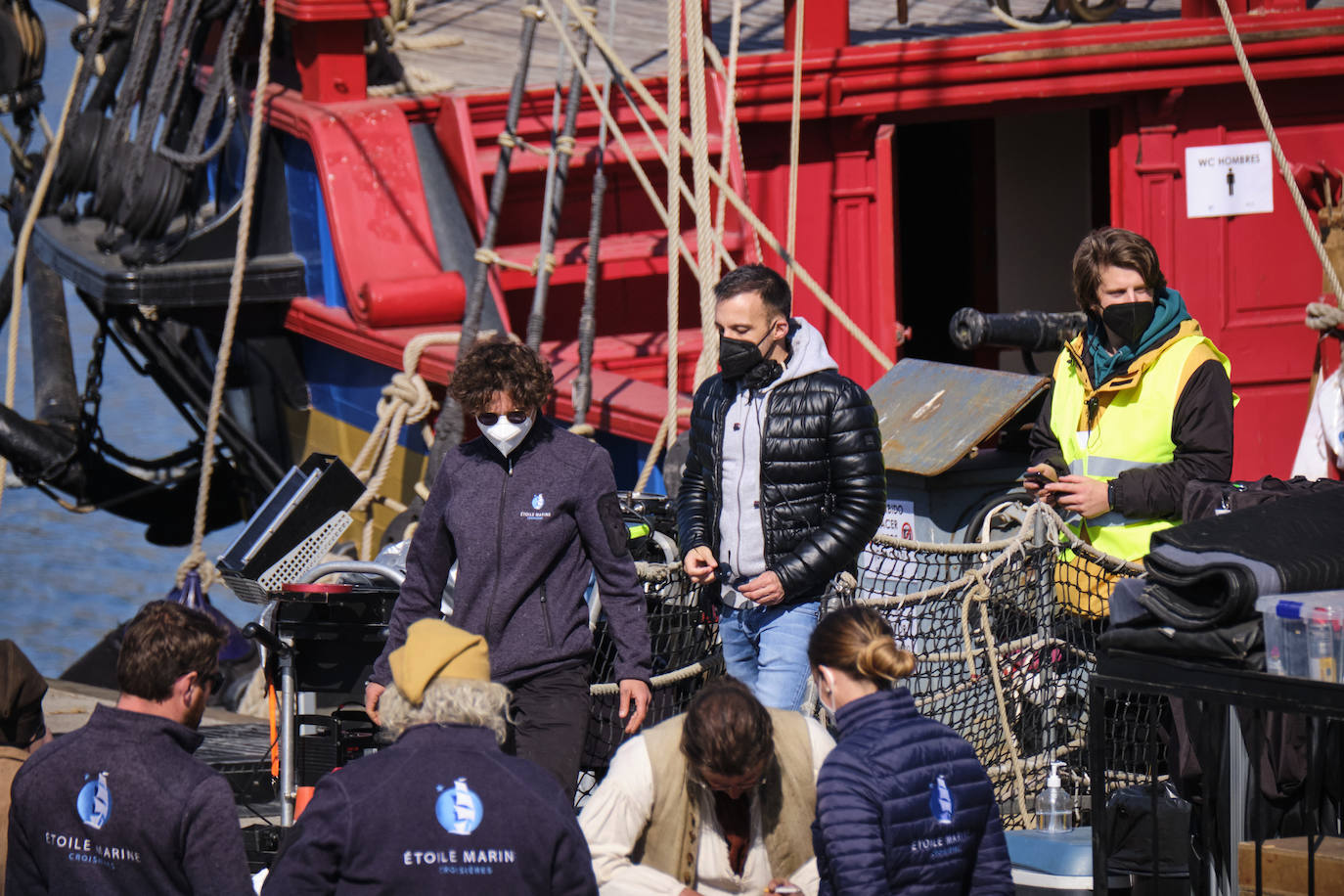 Personas vestidas con atuendo de época, maquilladoras dando los últimos retoques, técnicos de imagen y sonido, pantallas reflectantes y un continuo ir y venir de furgonetas alquiladas de las que descendían desde monjes hasta soldados, pasando por un sinfín de personajes caracterizados con todo lujo de detalle. El puerto de Pasaia se convirtió ayer en un enorme plató cinematográfico al aire libre para rodar uno de los episodios clave de 'La Fortuna', la primera serie para televisión que dirige Alejandro Amenábar.