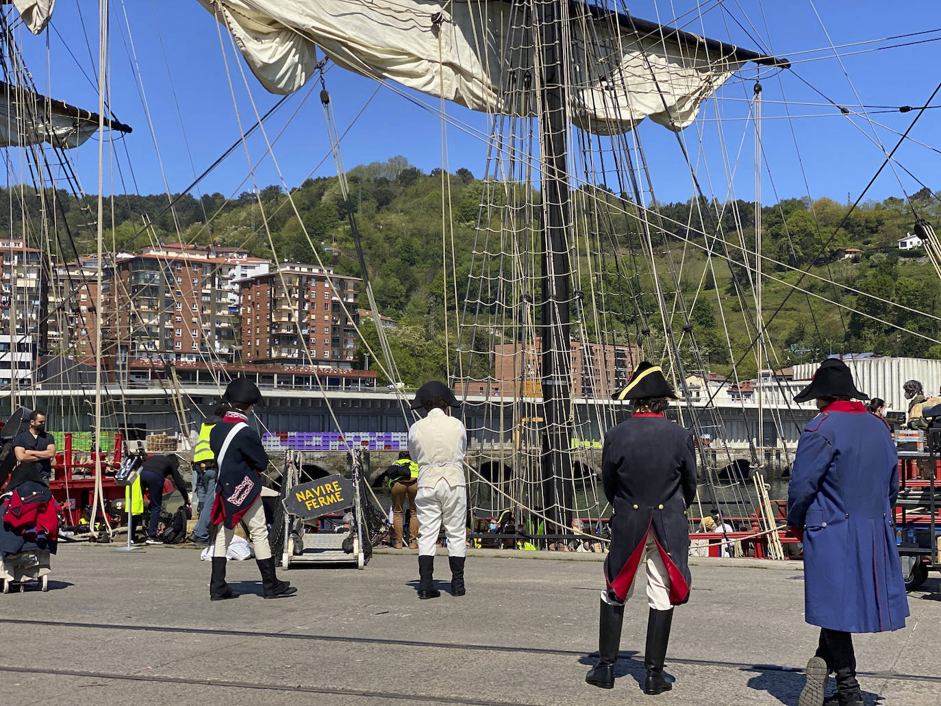 Personas vestidas con atuendo de época, maquilladoras dando los últimos retoques, técnicos de imagen y sonido, pantallas reflectantes y un continuo ir y venir de furgonetas alquiladas de las que descendían desde monjes hasta soldados, pasando por un sinfín de personajes caracterizados con todo lujo de detalle. El puerto de Pasaia se convirtió ayer en un enorme plató cinematográfico al aire libre para rodar uno de los episodios clave de 'La Fortuna', la primera serie para televisión que dirige Alejandro Amenábar.