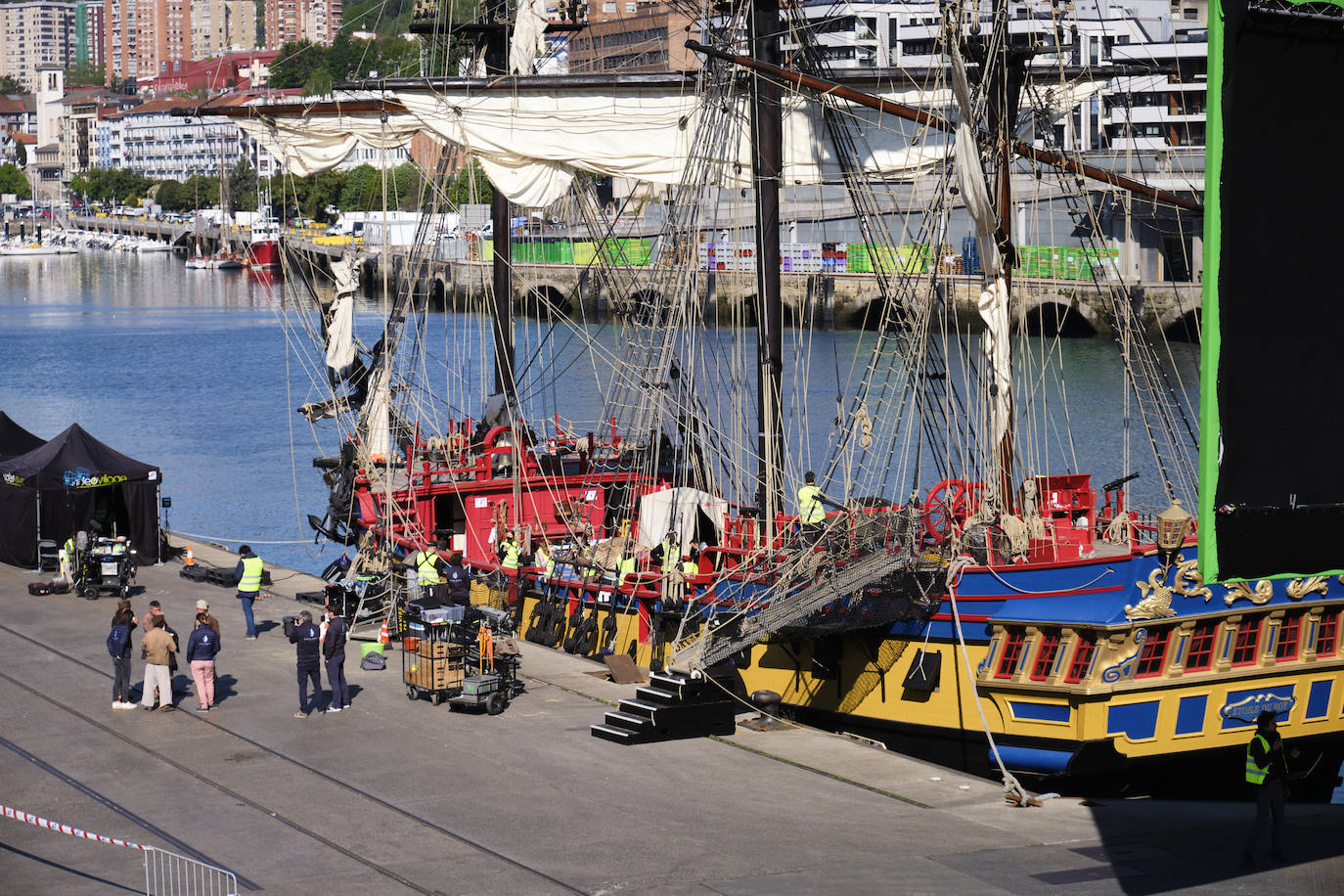Personas vestidas con atuendo de época, maquilladoras dando los últimos retoques, técnicos de imagen y sonido, pantallas reflectantes y un continuo ir y venir de furgonetas alquiladas de las que descendían desde monjes hasta soldados, pasando por un sinfín de personajes caracterizados con todo lujo de detalle. El puerto de Pasaia se convirtió ayer en un enorme plató cinematográfico al aire libre para rodar uno de los episodios clave de 'La Fortuna', la primera serie para televisión que dirige Alejandro Amenábar.