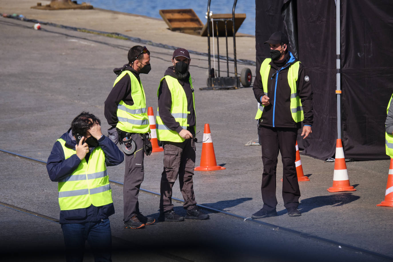 Personas vestidas con atuendo de época, maquilladoras dando los últimos retoques, técnicos de imagen y sonido, pantallas reflectantes y un continuo ir y venir de furgonetas alquiladas de las que descendían desde monjes hasta soldados, pasando por un sinfín de personajes caracterizados con todo lujo de detalle. El puerto de Pasaia se convirtió ayer en un enorme plató cinematográfico al aire libre para rodar uno de los episodios clave de 'La Fortuna', la primera serie para televisión que dirige Alejandro Amenábar.