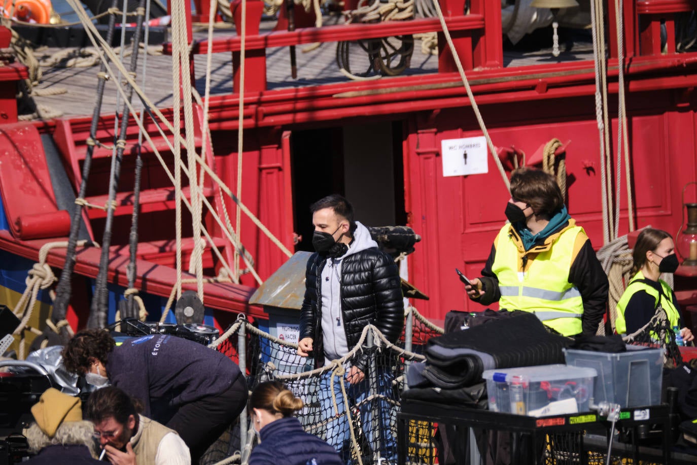 Personas vestidas con atuendo de época, maquilladoras dando los últimos retoques, técnicos de imagen y sonido, pantallas reflectantes y un continuo ir y venir de furgonetas alquiladas de las que descendían desde monjes hasta soldados, pasando por un sinfín de personajes caracterizados con todo lujo de detalle. El puerto de Pasaia se convirtió ayer en un enorme plató cinematográfico al aire libre para rodar uno de los episodios clave de 'La Fortuna', la primera serie para televisión que dirige Alejandro Amenábar.