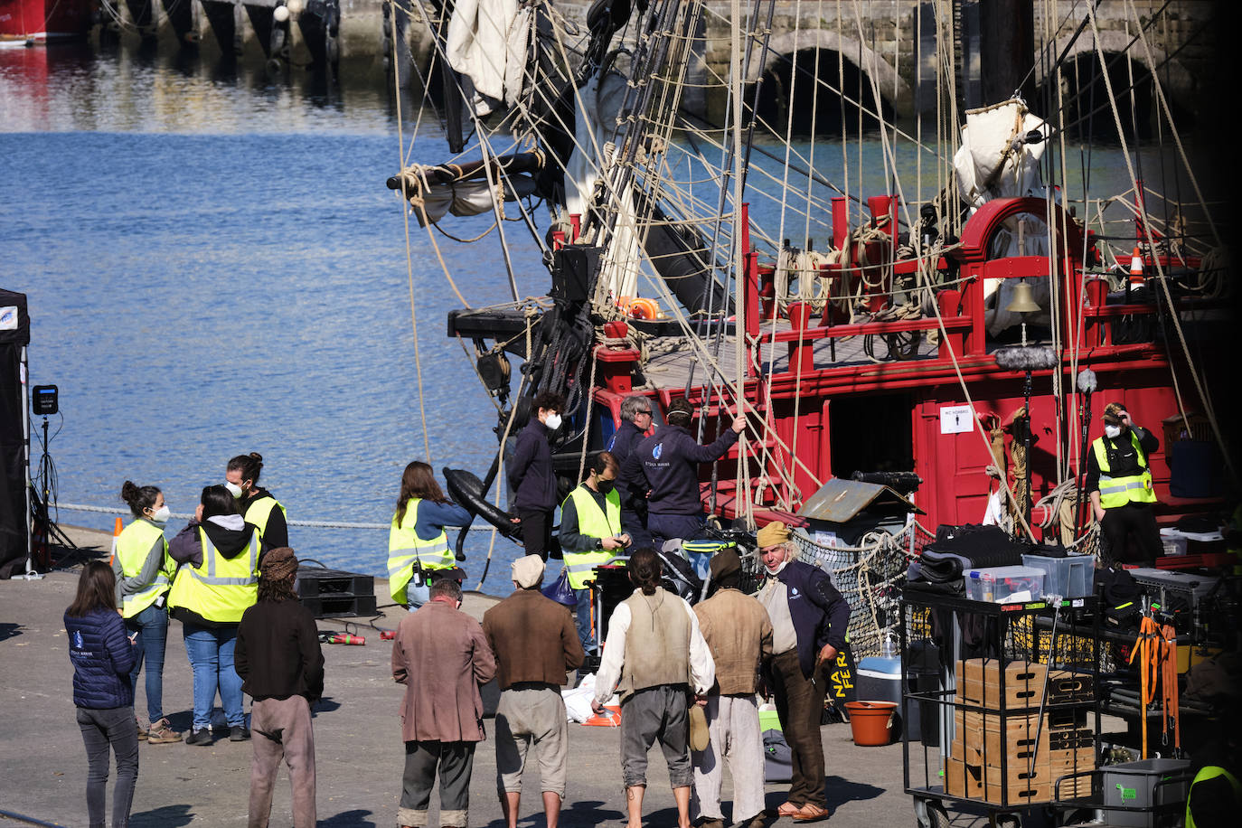 Personas vestidas con atuendo de época, maquilladoras dando los últimos retoques, técnicos de imagen y sonido, pantallas reflectantes y un continuo ir y venir de furgonetas alquiladas de las que descendían desde monjes hasta soldados, pasando por un sinfín de personajes caracterizados con todo lujo de detalle. El puerto de Pasaia se convirtió ayer en un enorme plató cinematográfico al aire libre para rodar uno de los episodios clave de 'La Fortuna', la primera serie para televisión que dirige Alejandro Amenábar.