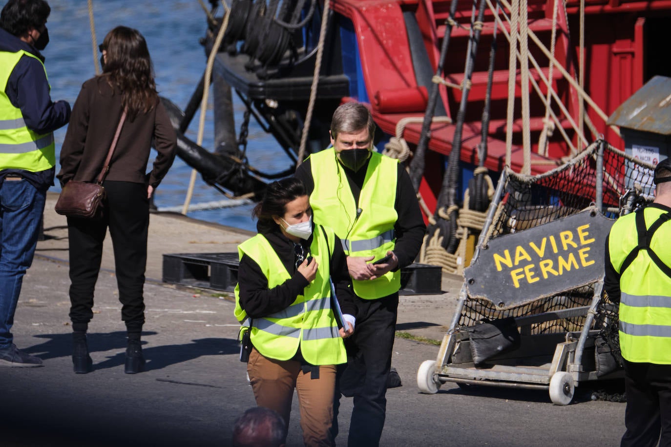 Personas vestidas con atuendo de época, maquilladoras dando los últimos retoques, técnicos de imagen y sonido, pantallas reflectantes y un continuo ir y venir de furgonetas alquiladas de las que descendían desde monjes hasta soldados, pasando por un sinfín de personajes caracterizados con todo lujo de detalle. El puerto de Pasaia se convirtió ayer en un enorme plató cinematográfico al aire libre para rodar uno de los episodios clave de 'La Fortuna', la primera serie para televisión que dirige Alejandro Amenábar.