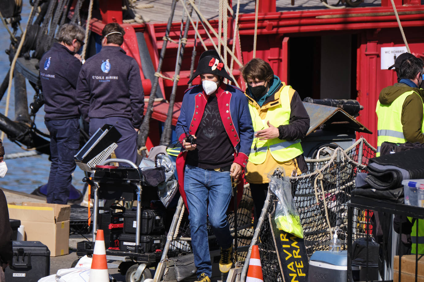 Personas vestidas con atuendo de época, maquilladoras dando los últimos retoques, técnicos de imagen y sonido, pantallas reflectantes y un continuo ir y venir de furgonetas alquiladas de las que descendían desde monjes hasta soldados, pasando por un sinfín de personajes caracterizados con todo lujo de detalle. El puerto de Pasaia se convirtió ayer en un enorme plató cinematográfico al aire libre para rodar uno de los episodios clave de 'La Fortuna', la primera serie para televisión que dirige Alejandro Amenábar.