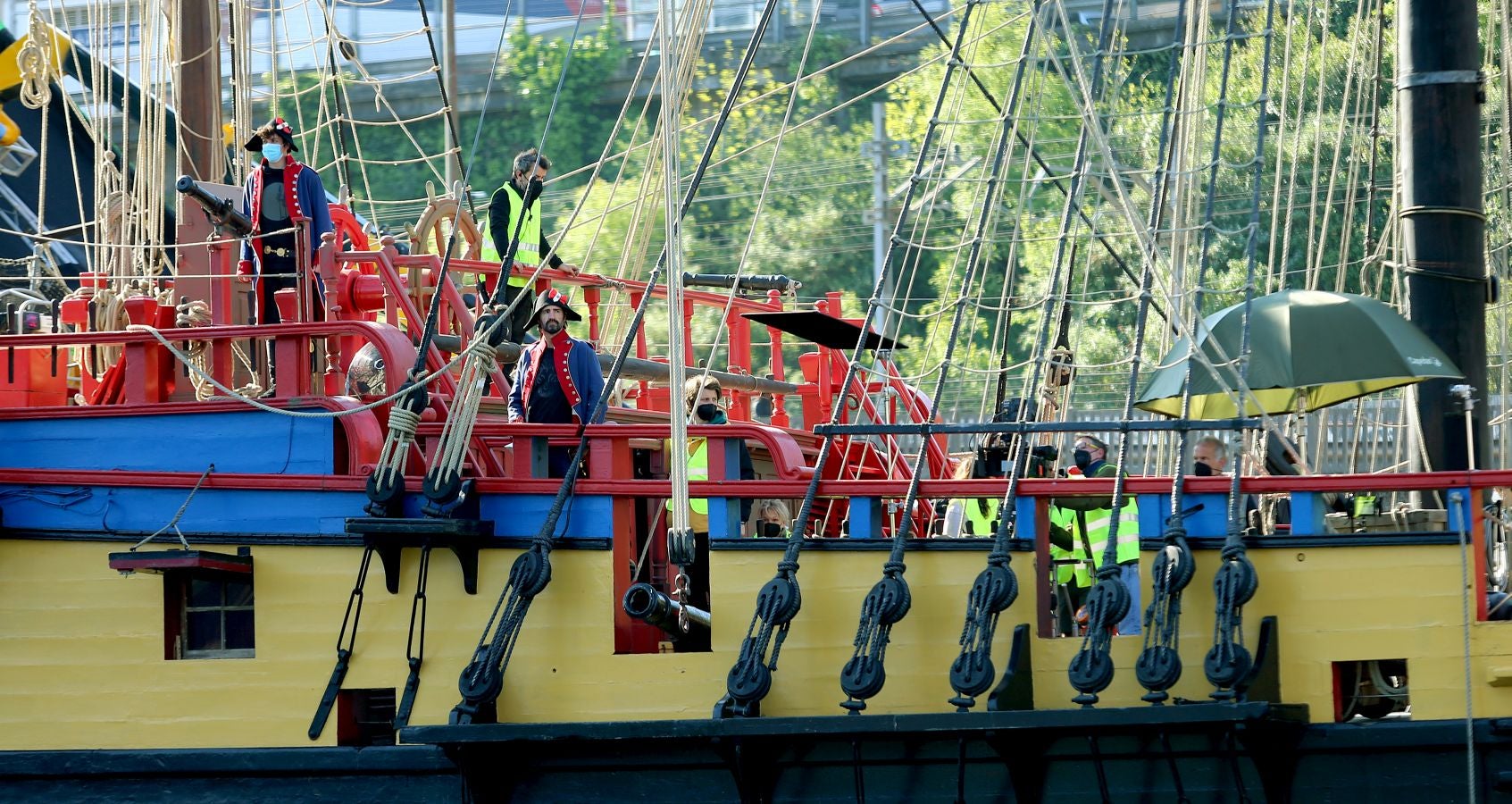 Personas vestidas con atuendo de época, maquilladoras dando los últimos retoques, técnicos de imagen y sonido, pantallas reflectantes y un continuo ir y venir de furgonetas alquiladas de las que descendían desde monjes hasta soldados, pasando por un sinfín de personajes caracterizados con todo lujo de detalle. El puerto de Pasaia se convirtió ayer en un enorme plató cinematográfico al aire libre para rodar uno de los episodios clave de 'La Fortuna', la primera serie para televisión que dirige Alejandro Amenábar.