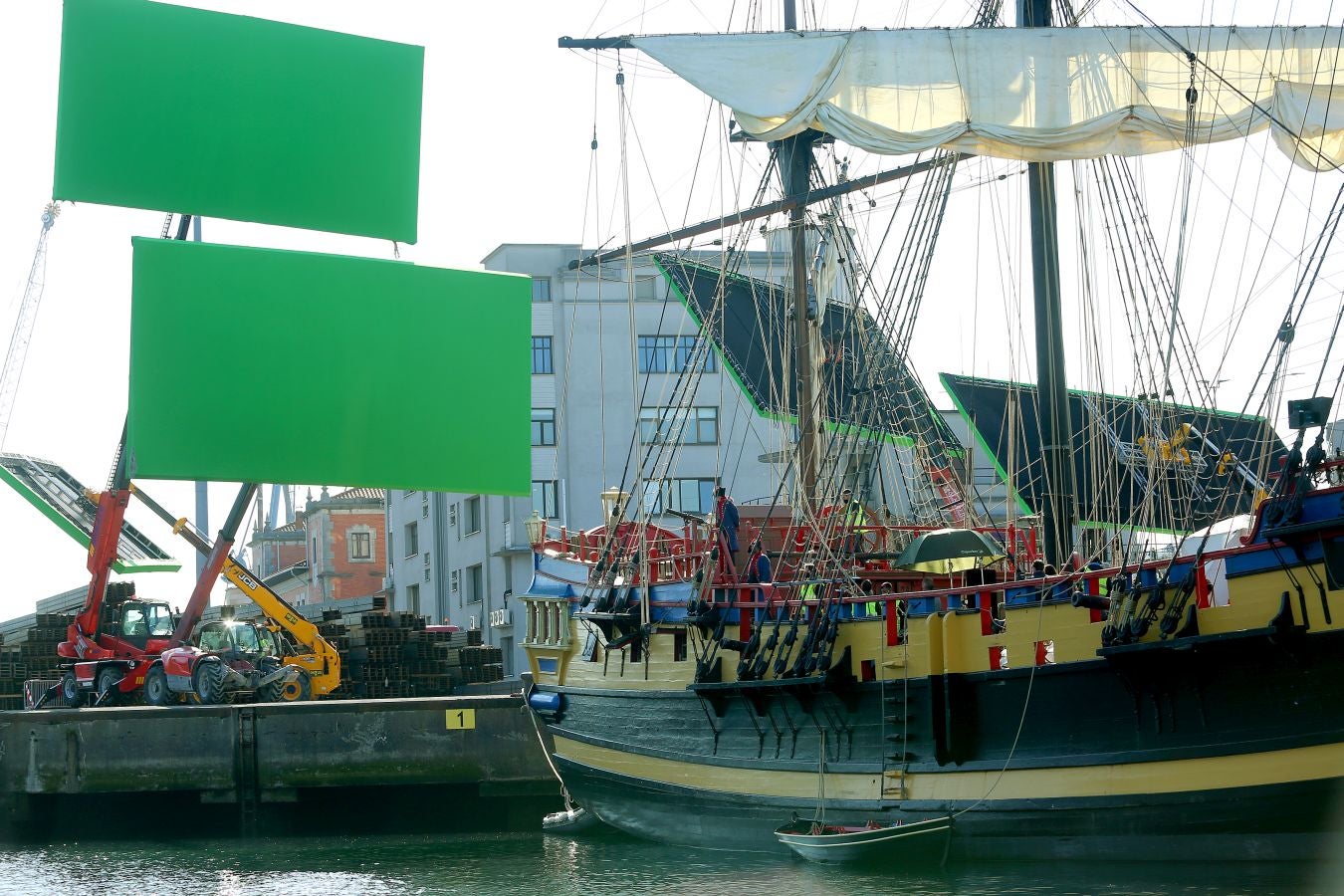 Personas vestidas con atuendo de época, maquilladoras dando los últimos retoques, técnicos de imagen y sonido, pantallas reflectantes y un continuo ir y venir de furgonetas alquiladas de las que descendían desde monjes hasta soldados, pasando por un sinfín de personajes caracterizados con todo lujo de detalle. El puerto de Pasaia se convirtió ayer en un enorme plató cinematográfico al aire libre para rodar uno de los episodios clave de 'La Fortuna', la primera serie para televisión que dirige Alejandro Amenábar.