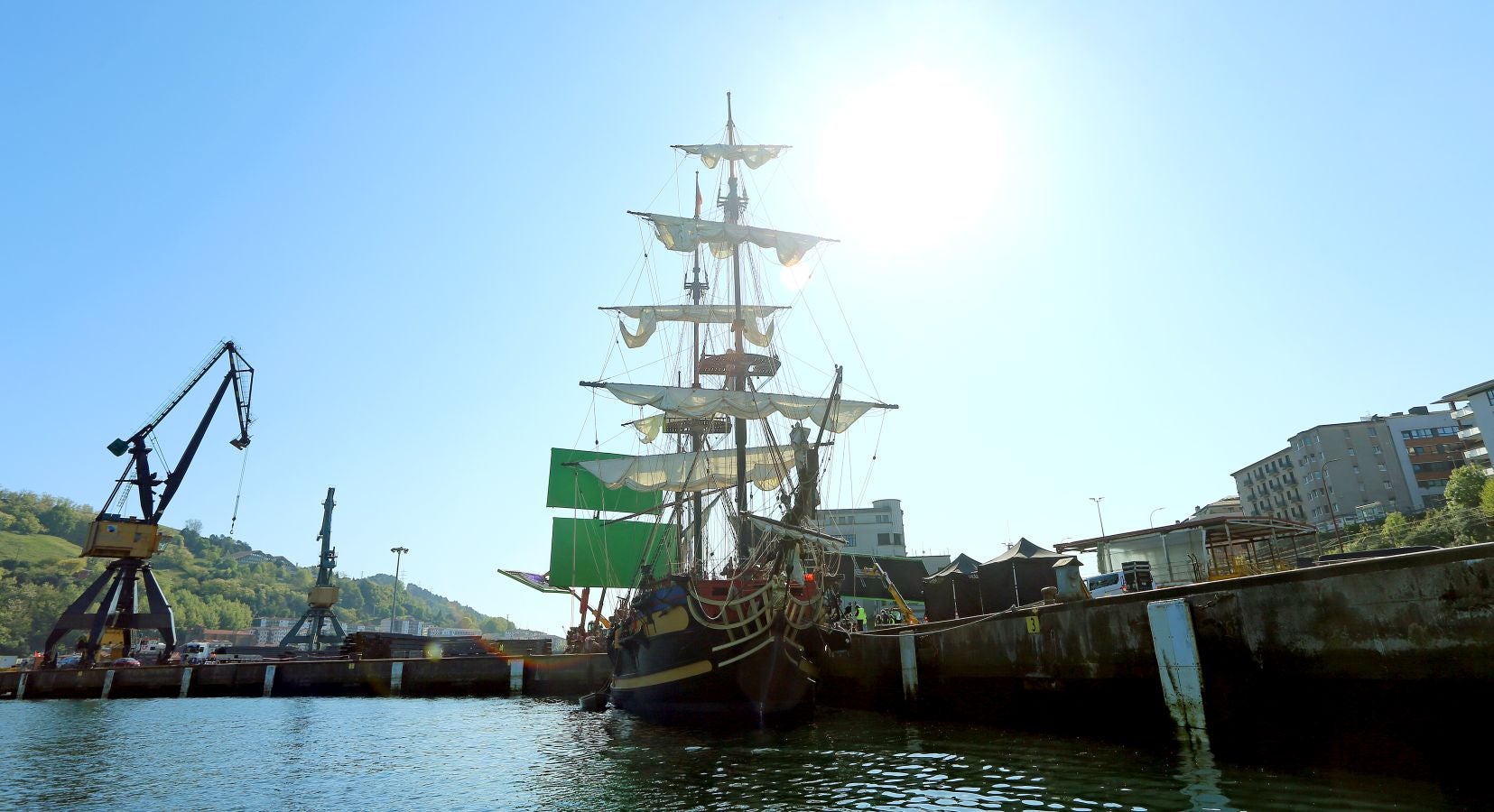 Personas vestidas con atuendo de época, maquilladoras dando los últimos retoques, técnicos de imagen y sonido, pantallas reflectantes y un continuo ir y venir de furgonetas alquiladas de las que descendían desde monjes hasta soldados, pasando por un sinfín de personajes caracterizados con todo lujo de detalle. El puerto de Pasaia se convirtió ayer en un enorme plató cinematográfico al aire libre para rodar uno de los episodios clave de 'La Fortuna', la primera serie para televisión que dirige Alejandro Amenábar.