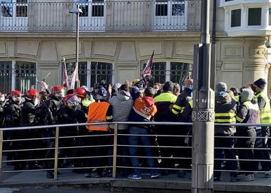 Imagen secundaria 1 - Algunos momentos de tensión de la protesta vivida esta mañana de viernes frente al Parlamento vasco. 