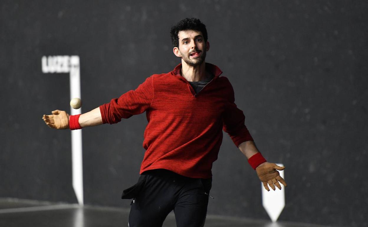 Jokin Altuna, en una elección de material. 