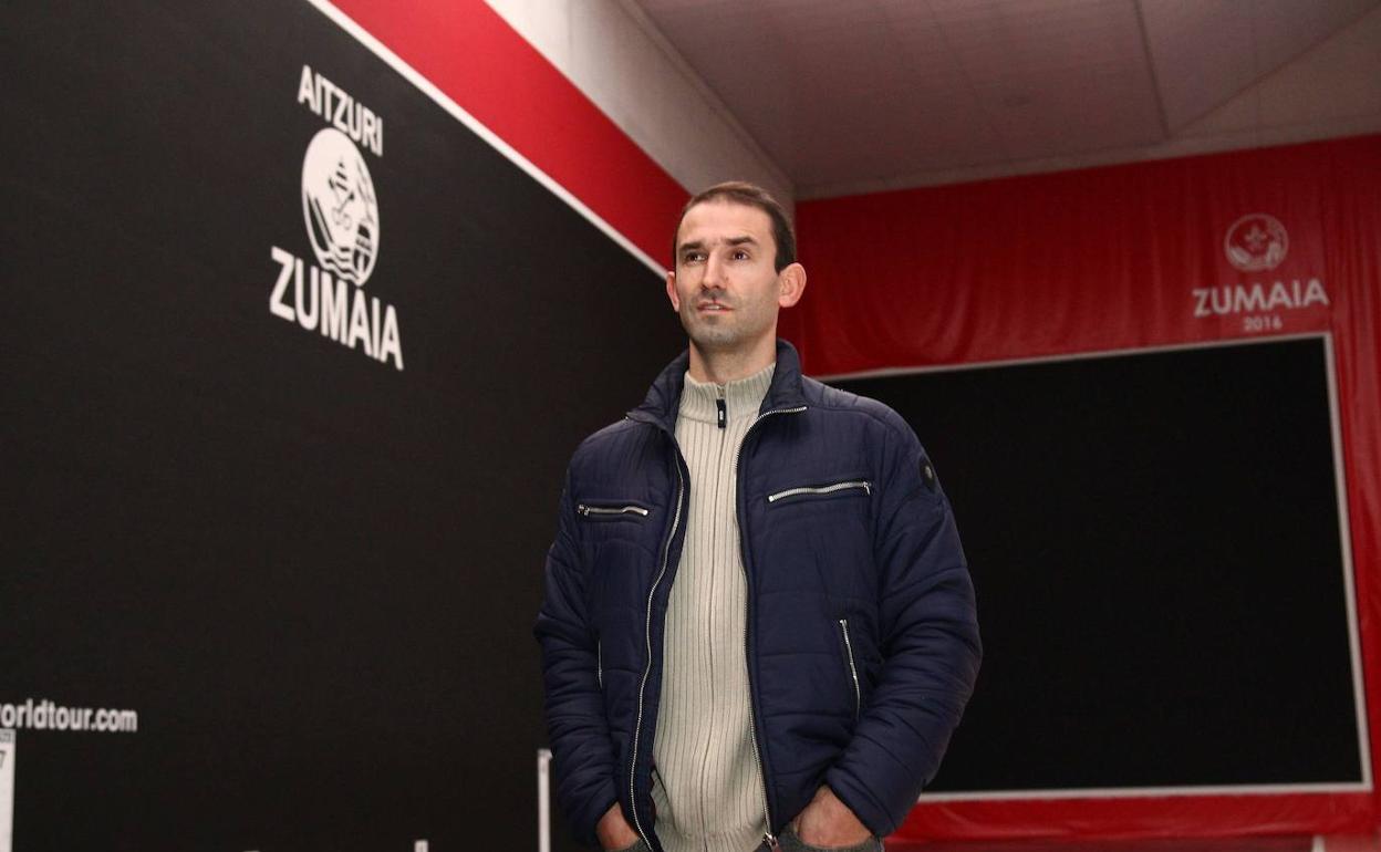 Gotzon Enbil, en el frontón Aitzuri de Zumaia. 