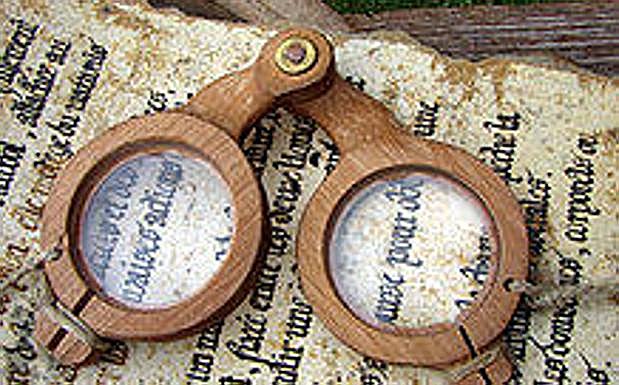 Unos anteojos de época.