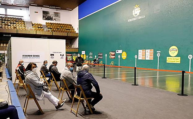 Euskadi retoma la vacunación entre 60 y 69 con AstraZeneca e inocula ya 17.000 dosis cada día 