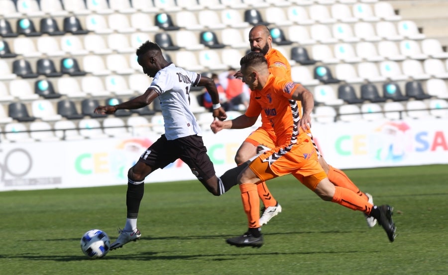 Los irundarras han dominado el duelo ante los aragoneses en la primera mitad, especialmente al comienzo, pero no han conseguido subir al marcador el primero de la tarde antes del descanso.