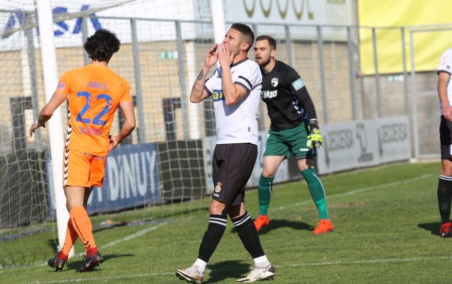 Los irundarras han dominado el duelo ante los aragoneses en la primera mitad, especialmente al comienzo, pero no han conseguido subir al marcador el primero de la tarde antes del descanso.