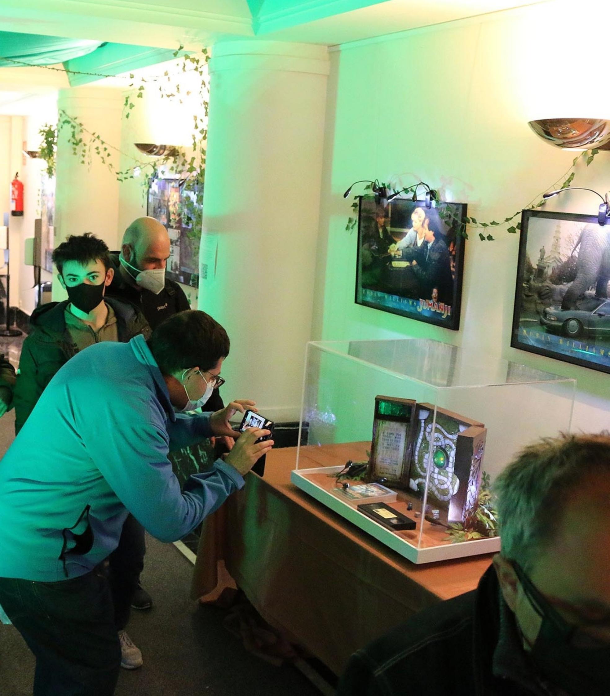 Jumanji: Juego y película. En la selva en la que se convirtióayer el hall del Amaia lucían, entre otros tesoros, el juego de mesa de Jumanji y la cinta de VHS. 