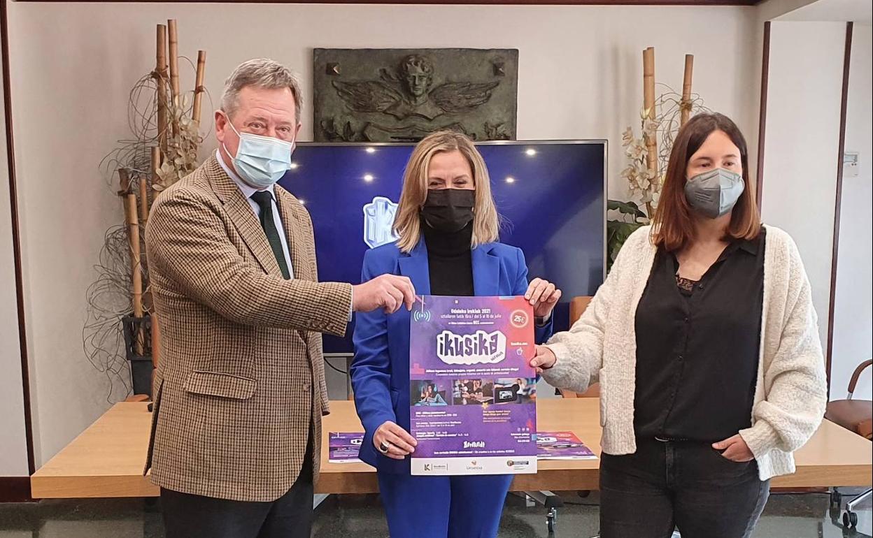 Bingen Zupiriak, Kultura eta Hizkuntza Politikako sailburu eta Eusko Jaurlaritzako bozeramailea, Amaia del Campo, Barakaldoko alkatea, eta Maite Asensiok, Urtxintxako arduraduna, aurkezpenean. 