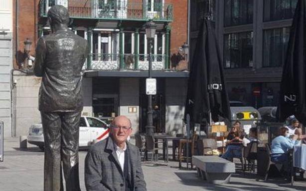 Joseba Agirretxea, junto a la estatua de García Lorca, en la plaza de Santa Ana, lugar que recorre a diariopara ir al Congreso.