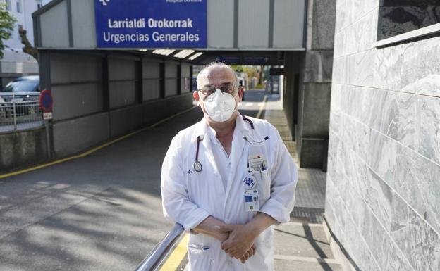 El doctor Jesús Avilés posa en la entrada de Urgencias del Hospital Donostia. 