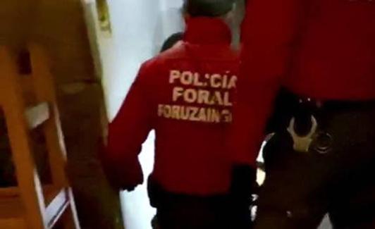 Momento del acceso al bar en Bera.