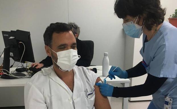 Igor Larrea, en una foto de archivo mientras recibía la vacuna en el hospital. 