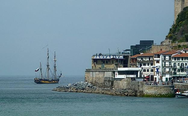 Imagen principal - San Sebastián: La fragata rusa ‘Shtandart’ en la Bahía de La Concha