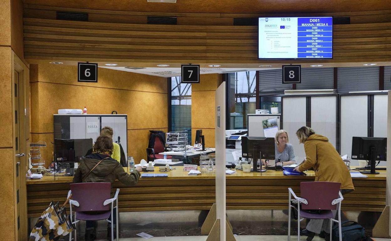 Dos personas tramitan su declaración de la Renta en Errotaburu. 