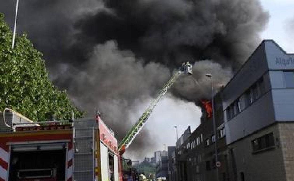 Imagen de la humareda causada por el incendio. 