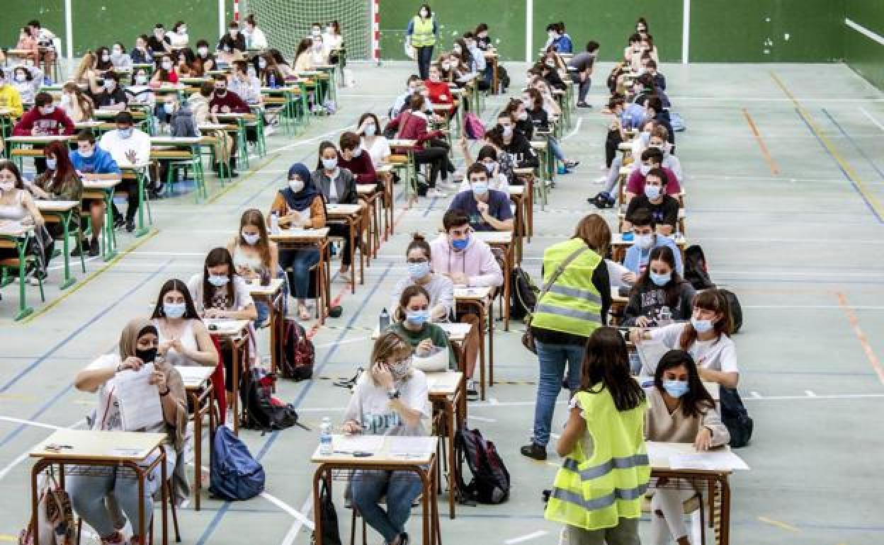 El Departamento de Educación del Gobierno Vasco plantea que los estudiantes confinados puedan hacer la Selectividad en julio como si fuera la primera convocatoria
